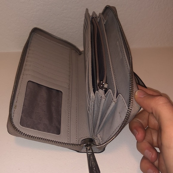 Michael Kors Wallet - Picture 6 of 7